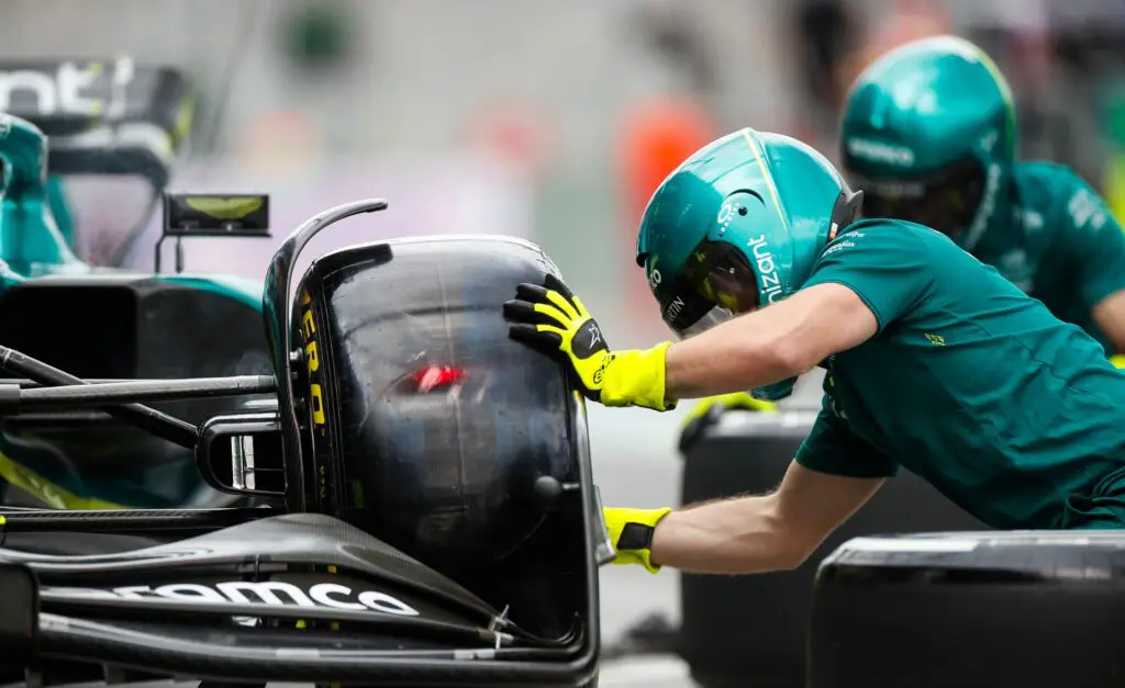 The fastest F1 Pit Stop - F1 Is Reducing Waste And Plastic
